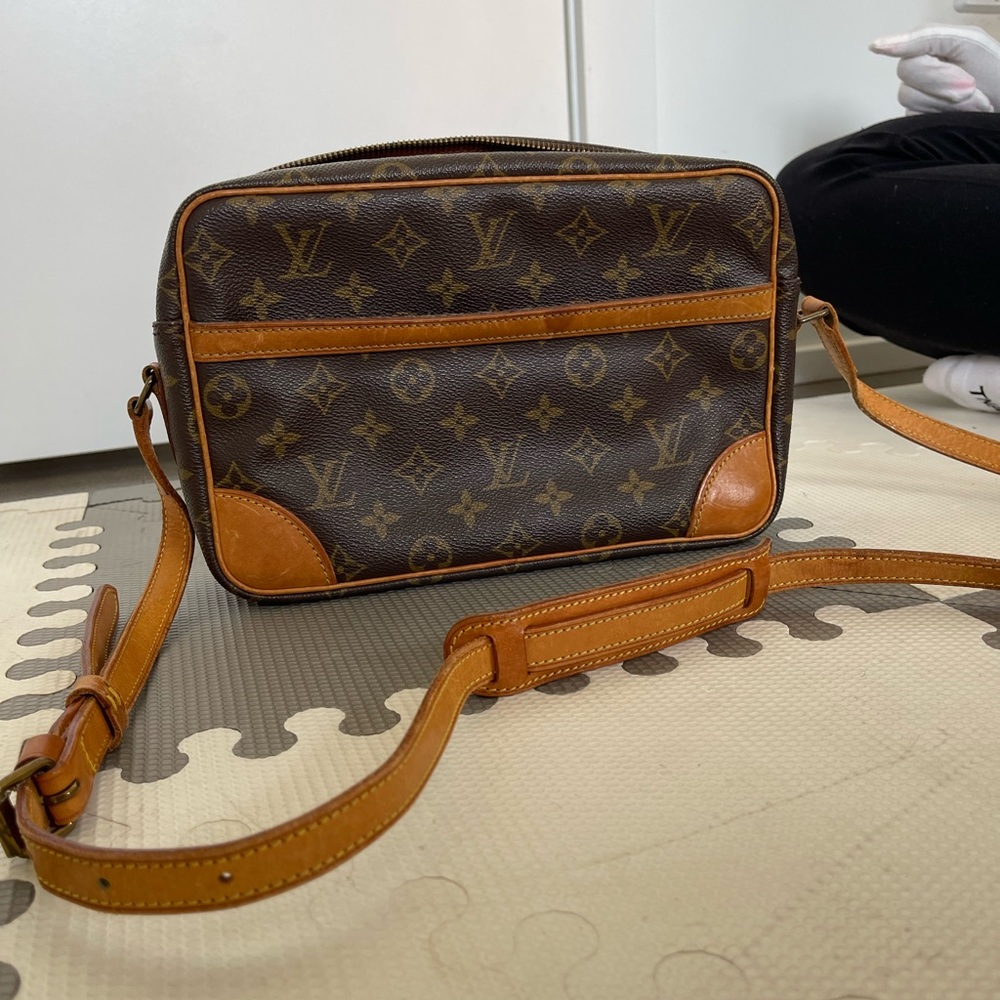Authentic Louis Vuitton Trocadero 28 monogram crossbody